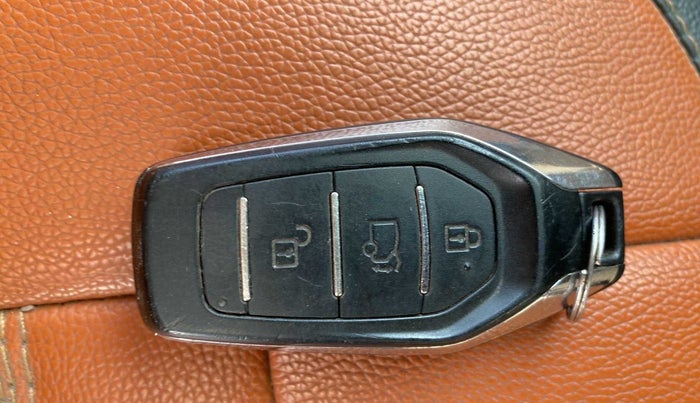 2018 Mahindra XUV500 W10 AT, Diesel, Automatic, 71,884 km, Key Close Up