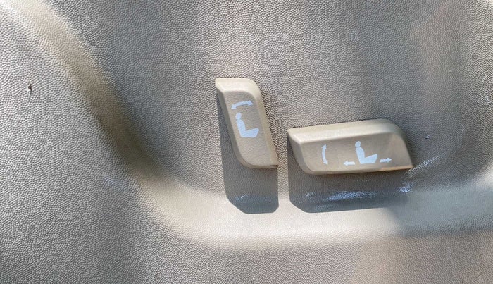 2018 Mahindra XUV500 W10 AT, Diesel, Automatic, 71,884 km, Driver Side Adjustment Panel