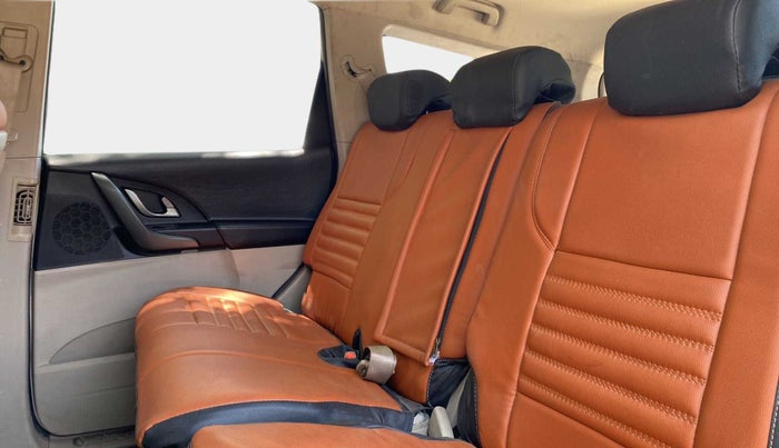 2018 Mahindra XUV500 W10 AT, Diesel, Automatic, 71,884 km, Right Side Rear Door Cabin