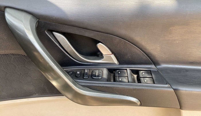 2018 Mahindra XUV500 W10 AT, Diesel, Automatic, 71,884 km, Driver Side Door Panels Control