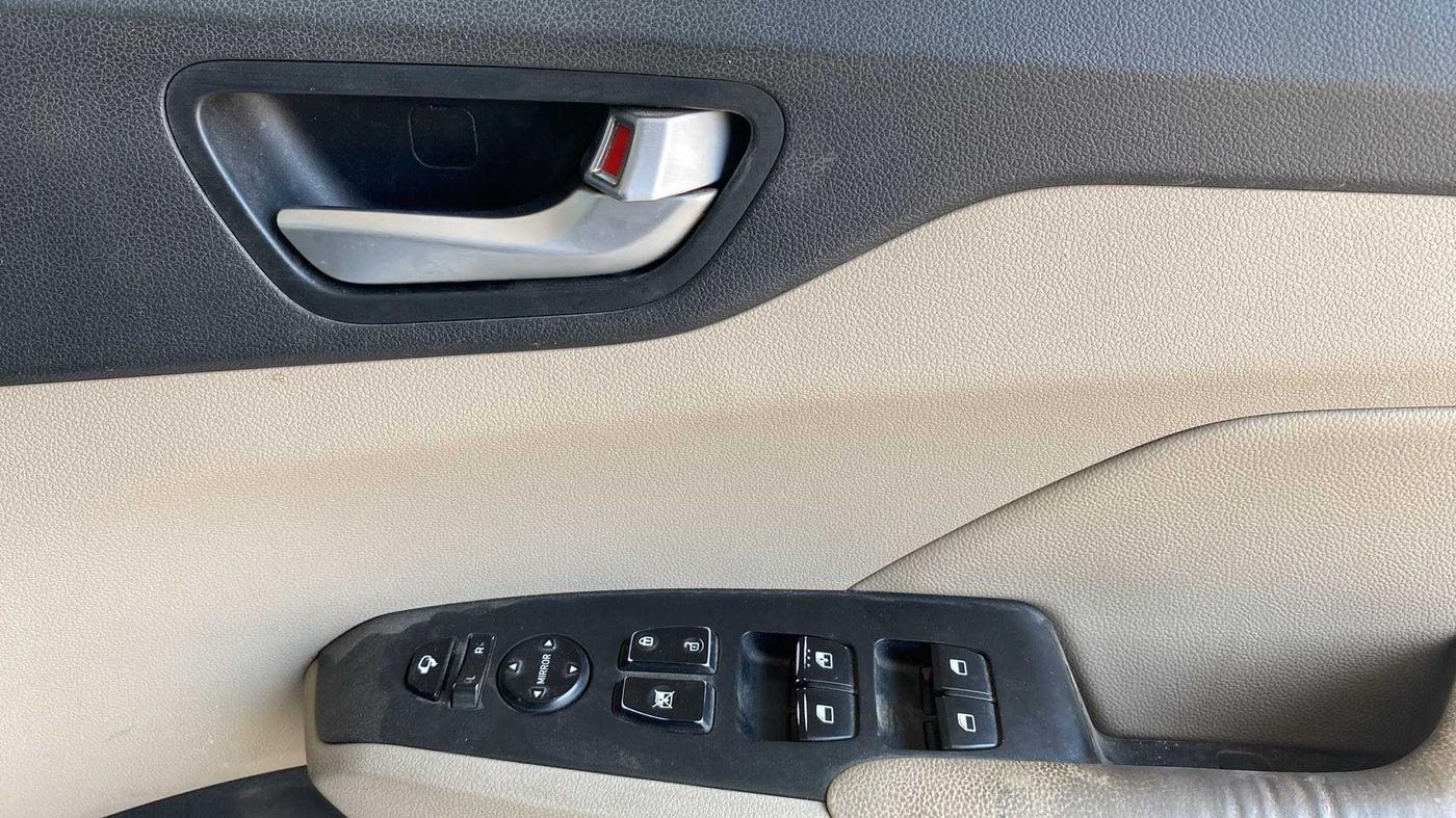 2017 Hyundai Verna 1.6 SX (O) CRDI MT, Diesel, Manual, 1,11,376 km, Driver Side Door Panels Control
