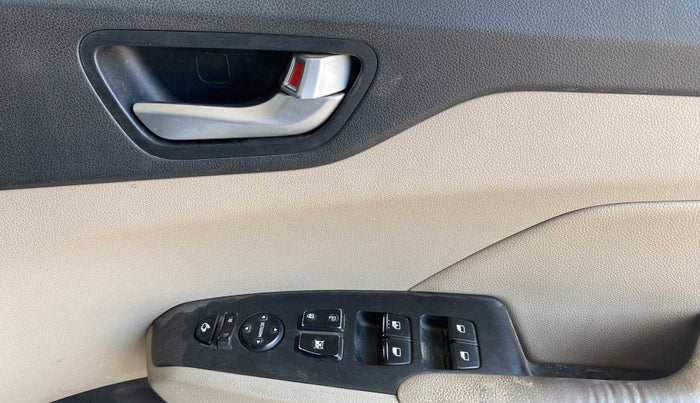 2017 Hyundai Verna 1.6 SX (O) CRDI MT, Diesel, Manual, 1,11,376 km, Driver Side Door Panels Control