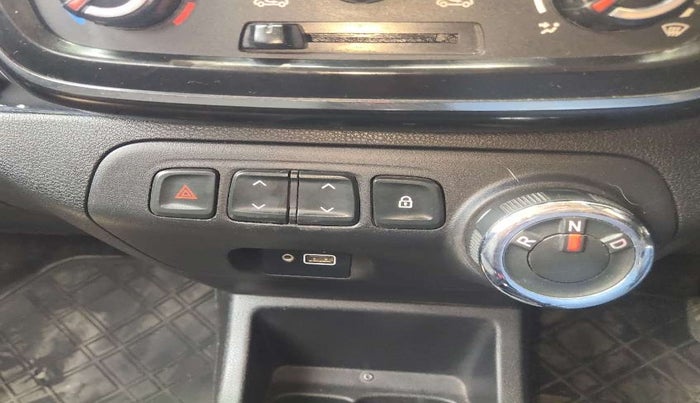 2018 Renault Kwid RXT 1.0 AMT (O), Petrol, Automatic, 25,976 km, Gear Lever