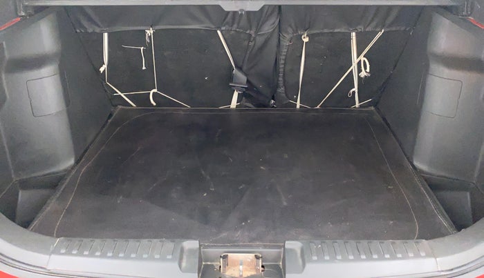 2016 Maruti Vitara Brezza ZDI PLUS DUAL TONE, Diesel, Manual, 49,762 km, Boot Inside View
