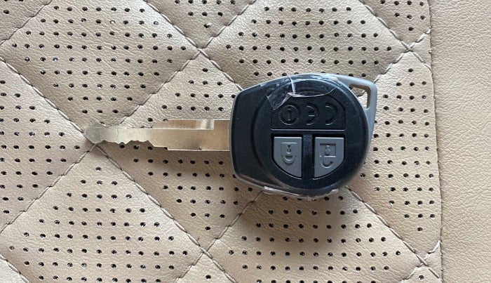 2018 Maruti Dzire VXI AMT, Petrol, Automatic, 43,091 km, Key Close Up