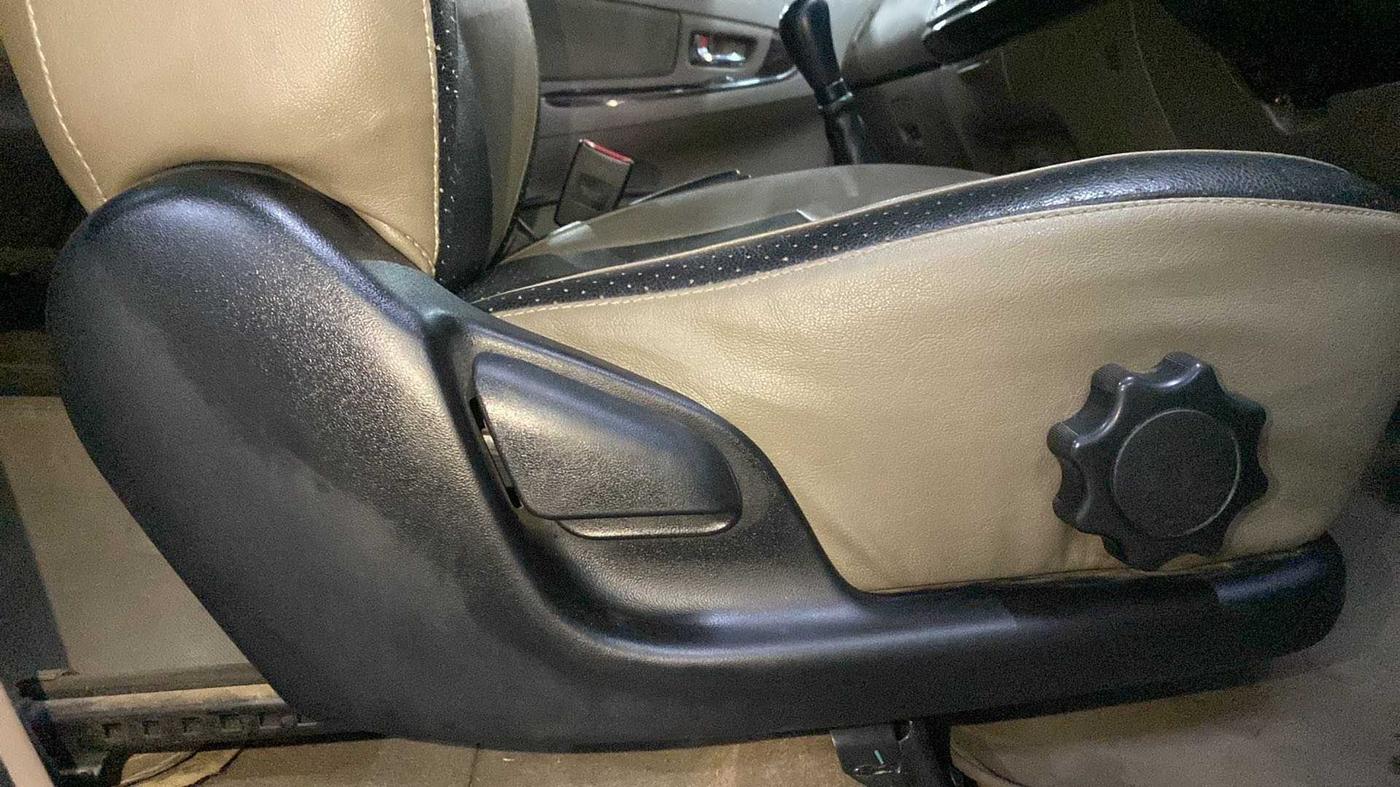 2015 Toyota Innova 2.5 VX 8 STR, Diesel, Manual, 91,054 km, Driver Side Adjustment Panel