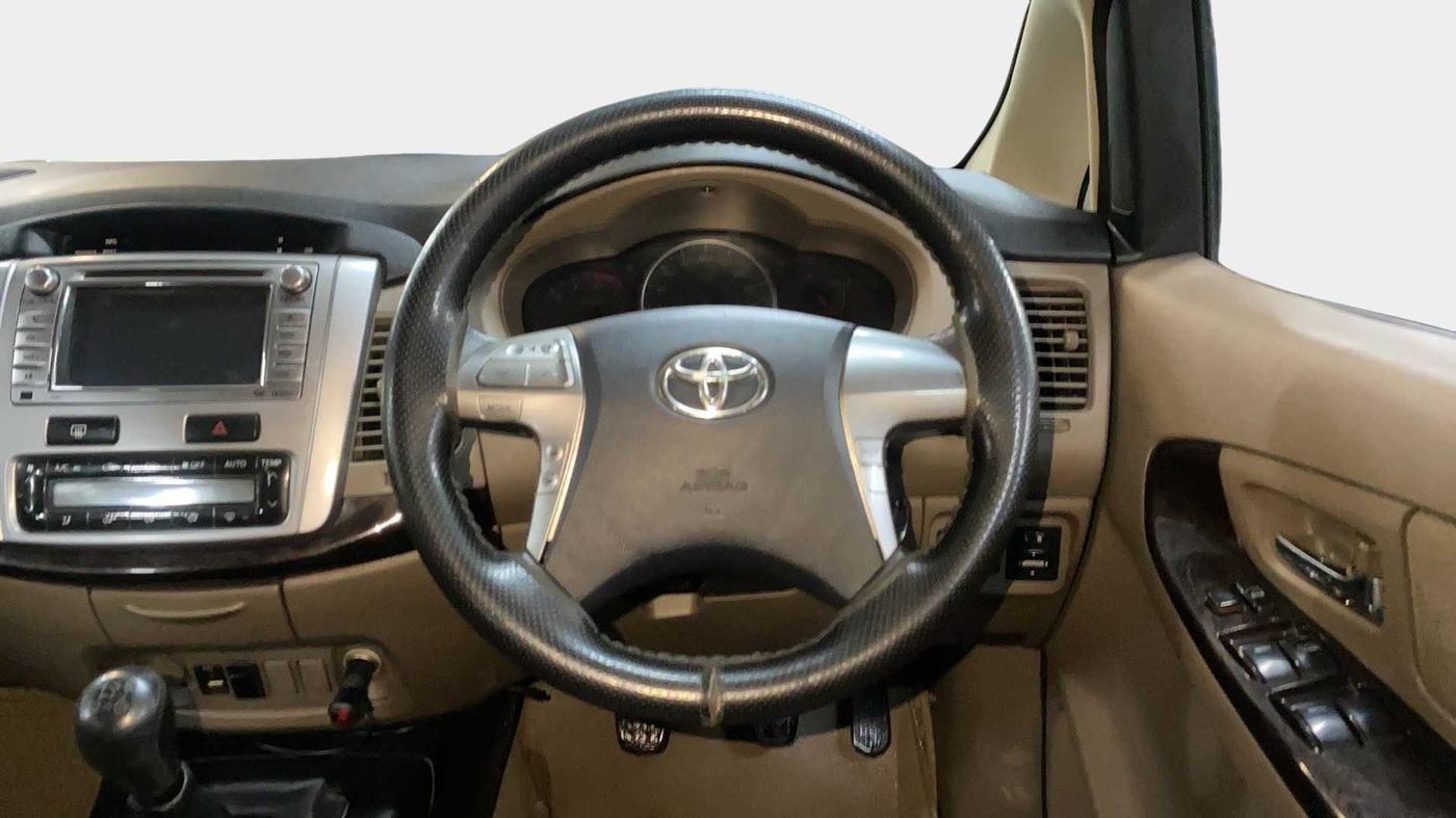 2015 Toyota Innova 2.5 VX 8 STR, Diesel, Manual, 91,054 km, Steering Wheel Close Up