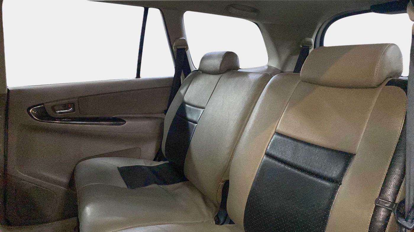 2015 Toyota Innova 2.5 VX 8 STR, Diesel, Manual, 91,054 km, Right Side Rear Door Cabin