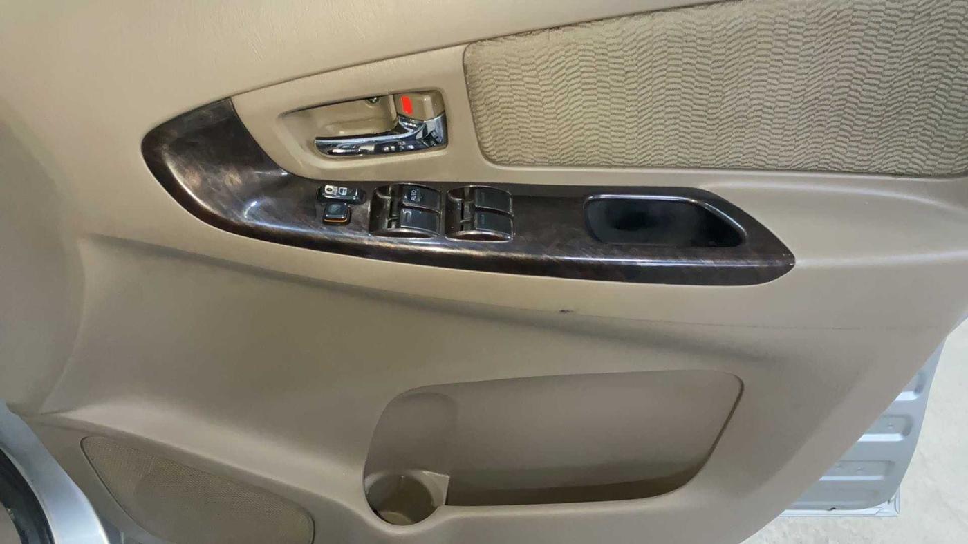 2015 Toyota Innova 2.5 VX 8 STR, Diesel, Manual, 91,054 km, Driver Side Door Panels Control