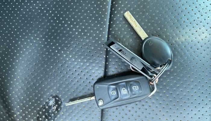 2021 Tata NEXON XM PETROL, Petrol, Manual, 33,481 km, Key Close Up