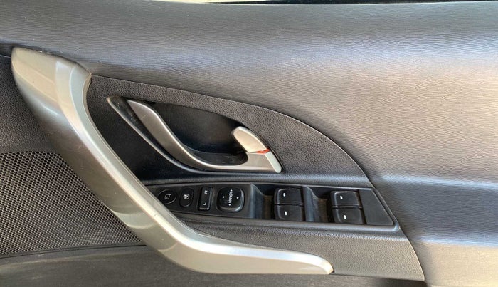 2018 Mahindra XUV500 W9, Diesel, Manual, 56,830 km, Driver Side Door Panels Control