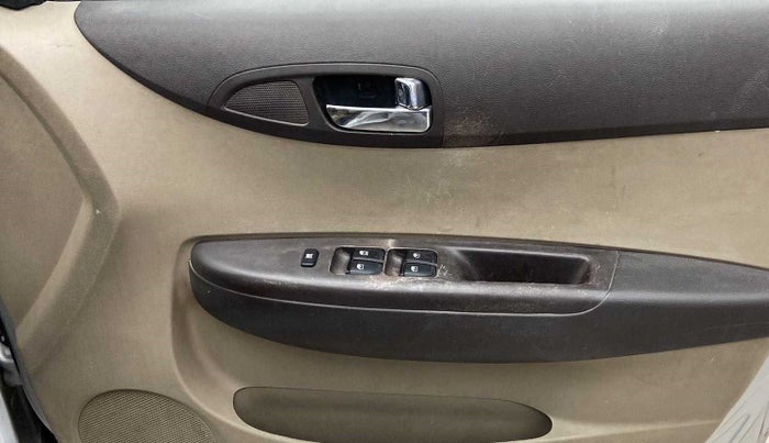 2011 Hyundai i20 MAGNA 1.2, Petrol, Manual, 97,272 km, Driver Side Door Panels Control