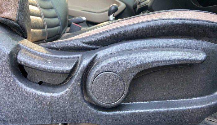 2016 Hyundai Elite i20 ASTA 1.2, CNG, Manual, 94,723 km, Driver Side Adjustment Panel