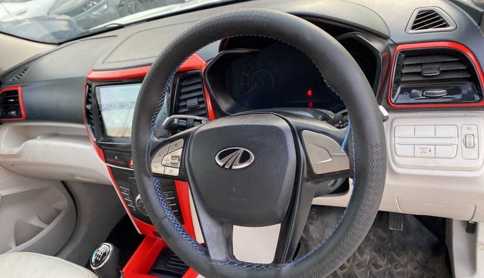 2022 Mahindra XUV300 W6 1.2 PETROL, Petrol, Manual, 12,500 km, Steering wheel - Phone control not functional