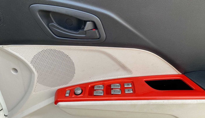 2022 Mahindra XUV300 W6 1.2 PETROL, Petrol, Manual, 12,500 km, Driver Side Door Panels Control