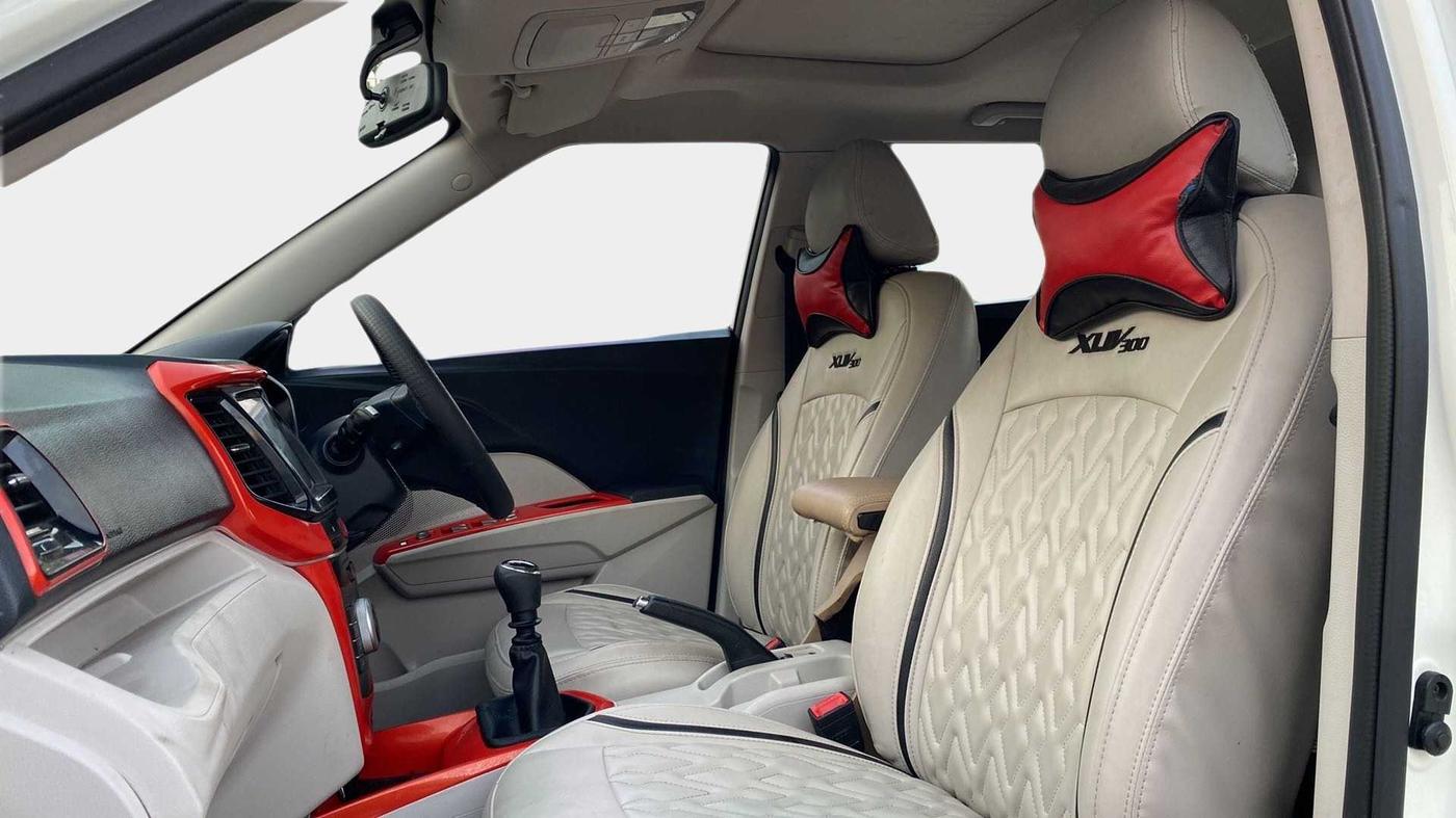 2022 Mahindra XUV300 W6 1.2 PETROL, Petrol, Manual, 12,500 km, Right Side Front Door Cabin