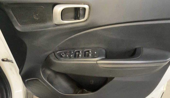2019 Hyundai VENUE SX 1.0 (O) TURBO, Petrol, Manual, 64,899 km, Driver Side Door Panels Control