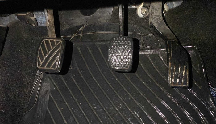 2015 Maruti Swift VXI, Petrol, Manual, 84,066 km, Pedals