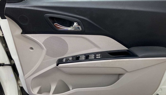 2020 Mahindra XUV300 W8 (O) 1.2 PETROL, Petrol, Manual, 6,223 km, Driver Side Door Panels Control