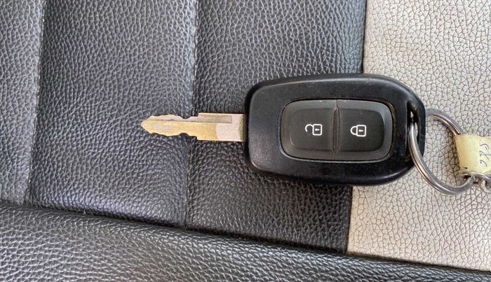 2017 Renault Kwid RXT 1.0 AMT (O), Petrol, Automatic, 15,452 km, Key Close Up