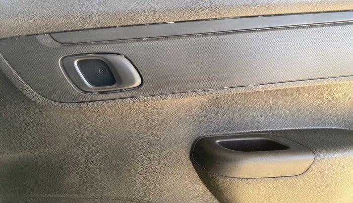 2017 Renault Kwid RXT 1.0 AMT (O), Petrol, Automatic, 15,452 km, Driver Side Door Panels Control