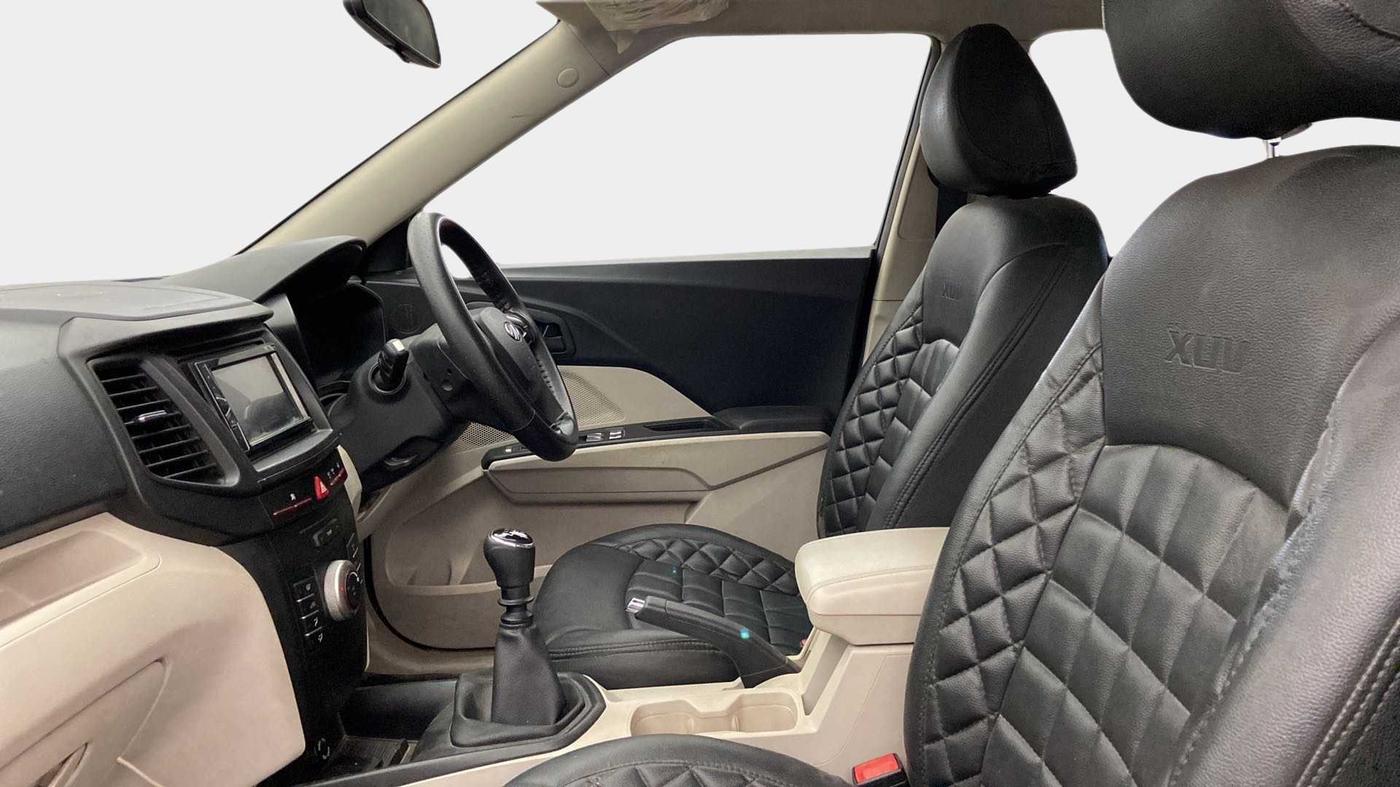 2019 Mahindra XUV300 W4 1.2 PETROL, Petrol, Manual, 20,234 km, Right Side Front Door Cabin