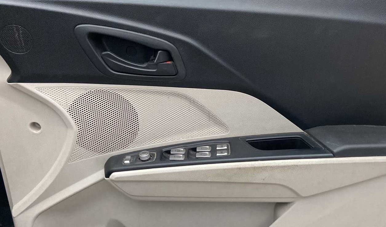 2019 Mahindra XUV300 W4 1.2 PETROL, Petrol, Manual, 20,234 km, Driver Side Door Panels Control