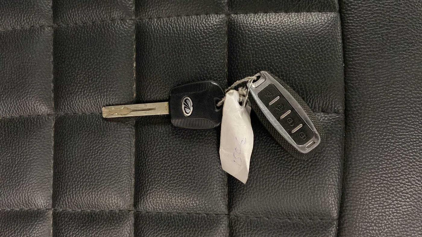 2019 Mahindra XUV300 W4 1.2 PETROL, Petrol, Manual, 20,234 km, Key Close Up