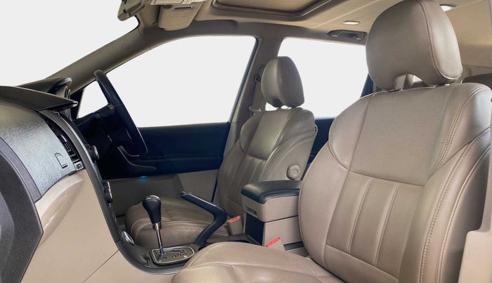2017 Mahindra XUV500 W10 AT, Diesel, Automatic, 24,950 km, Right Side Front Door Cabin