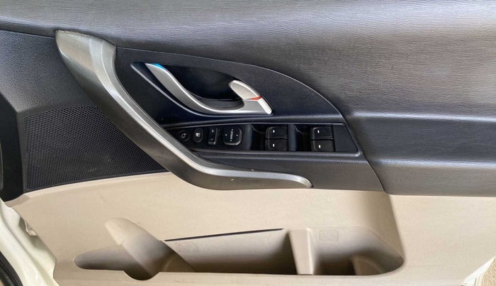 2017 Mahindra XUV500 W10 AT, Diesel, Automatic, 24,950 km, Driver Side Door Panels Control