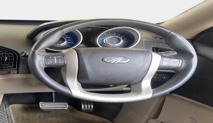2017 Mahindra XUV500 W10 AT, Diesel, Automatic, 24,950 km, Steering Wheel Close Up