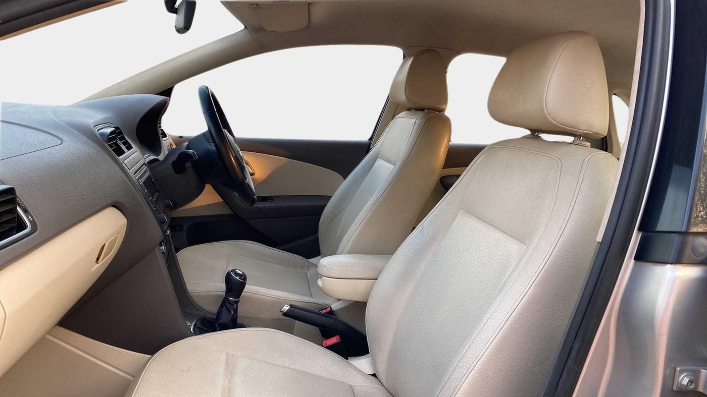 2014 Volkswagen Vento HIGHLINE DIESEL 1.6, CNG, Manual, 1,15,059 km, Right Side Front Door Cabin