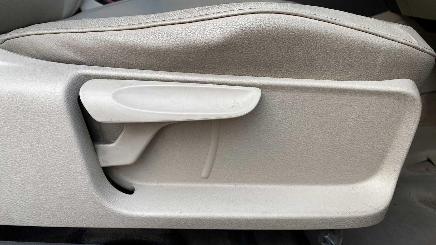 2014 Volkswagen Vento HIGHLINE DIESEL 1.6, CNG, Manual, 1,15,059 km, Driver Side Adjustment Panel