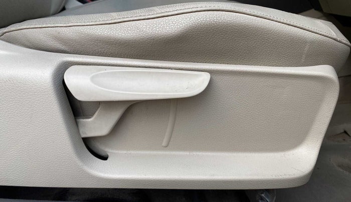 2014 Volkswagen Vento HIGHLINE DIESEL 1.6, Diesel, Manual, 1,15,059 km, Driver Side Adjustment Panel