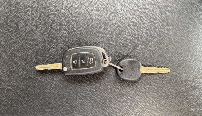 2021 Hyundai VENUE S+ 1.2, Petrol, Manual, 42,141 km, Key Close Up
