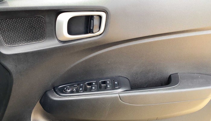 2021 Hyundai VENUE S+ 1.2, Petrol, Manual, 42,141 km, Driver Side Door Panels Control