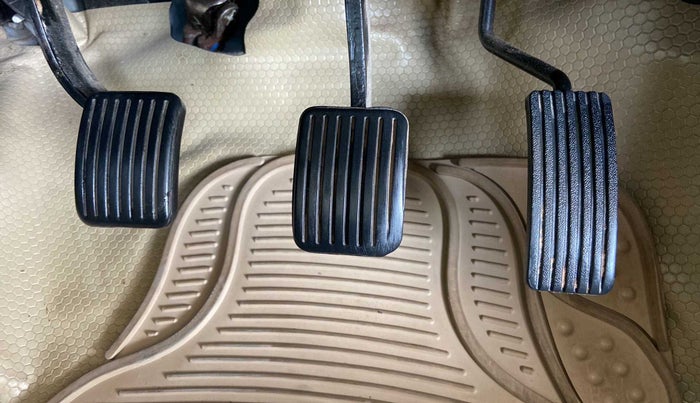 2013 Hyundai i10 MAGNA 1.2, Petrol, Manual, 1,07,076 km, Pedals