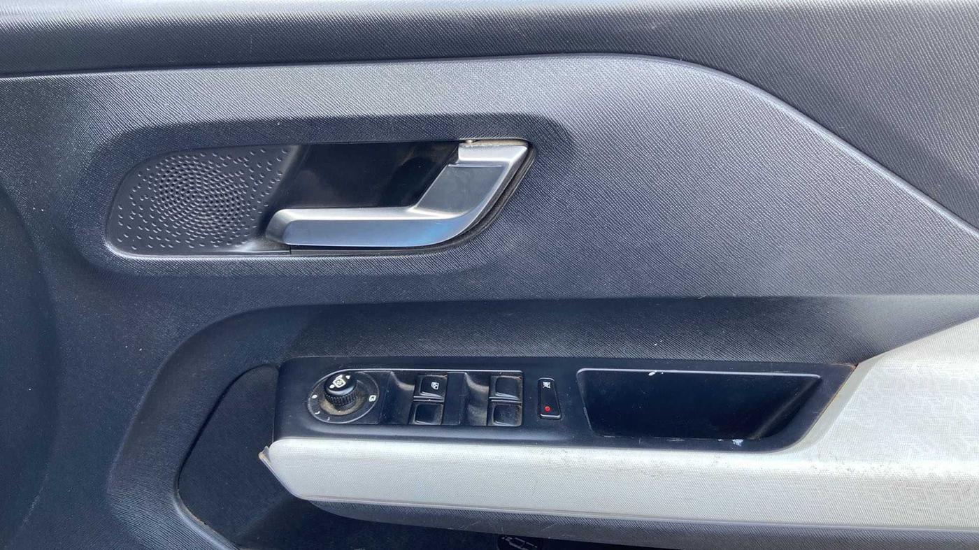 2021 Tata PUNCH CREATIVE  1.2 RTN DUAL TONE, Petrol, Manual, 25,109 km, Driver Side Door Panels Control