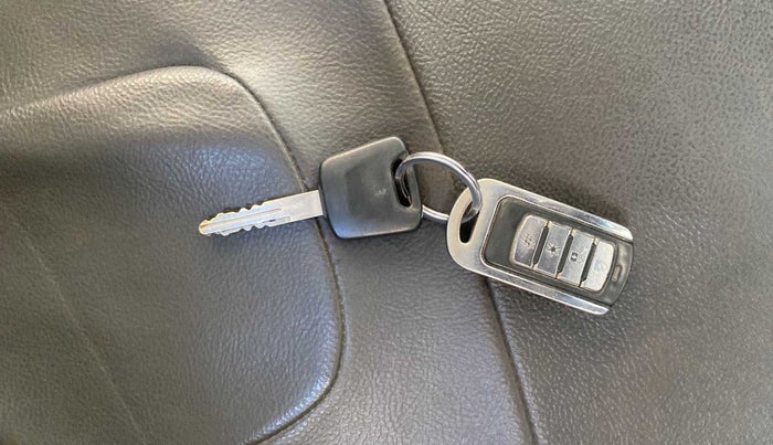 2016 Datsun Go T, CNG, Manual, 98,663 km, Key Close Up