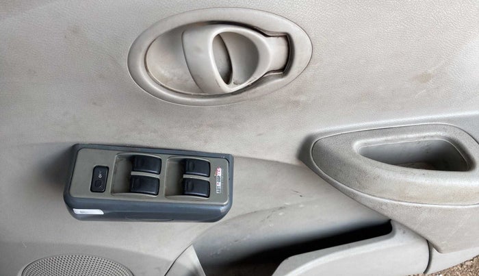 2016 Datsun Go T, CNG, Manual, 98,663 km, Driver Side Door Panels Control