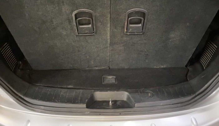 2018 Mahindra XUV500 W11, Diesel, Manual, 76,476 km, Boot Inside