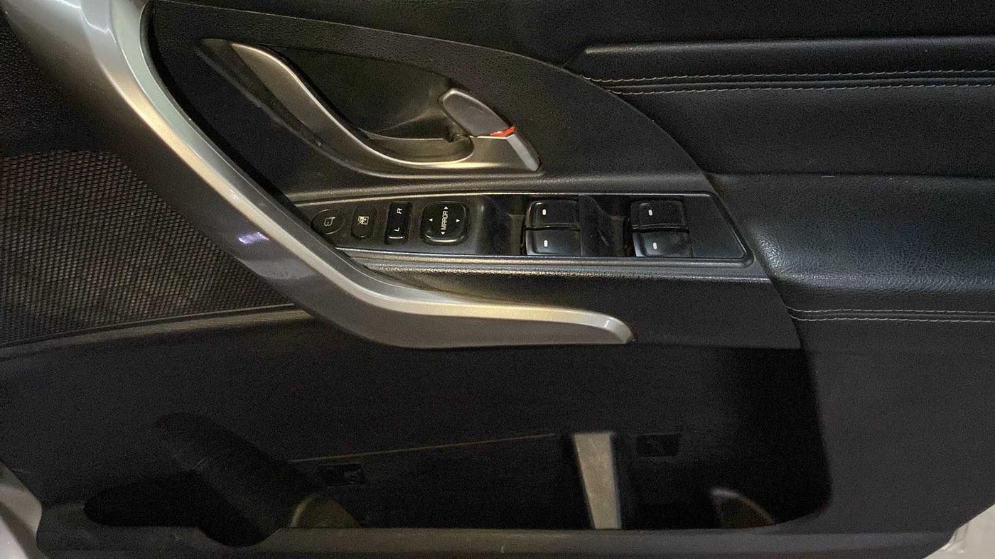 2018 Mahindra XUV500 W11, Diesel, Manual, 76,476 km, Driver Side Door Panels Control