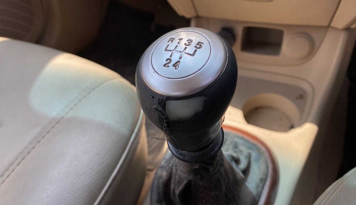 2010 Hyundai Verna TRANSFORM 1.6 SX VTVT, Petrol, Manual, 1,14,988 km, Gear lever - Knob cover torn