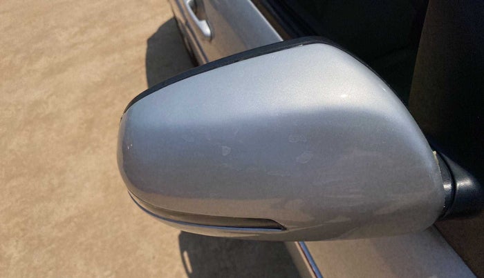 2010 Hyundai Verna TRANSFORM 1.6 SX VTVT, Petrol, Manual, 1,14,988 km, Right rear-view mirror - Cover has minor damage