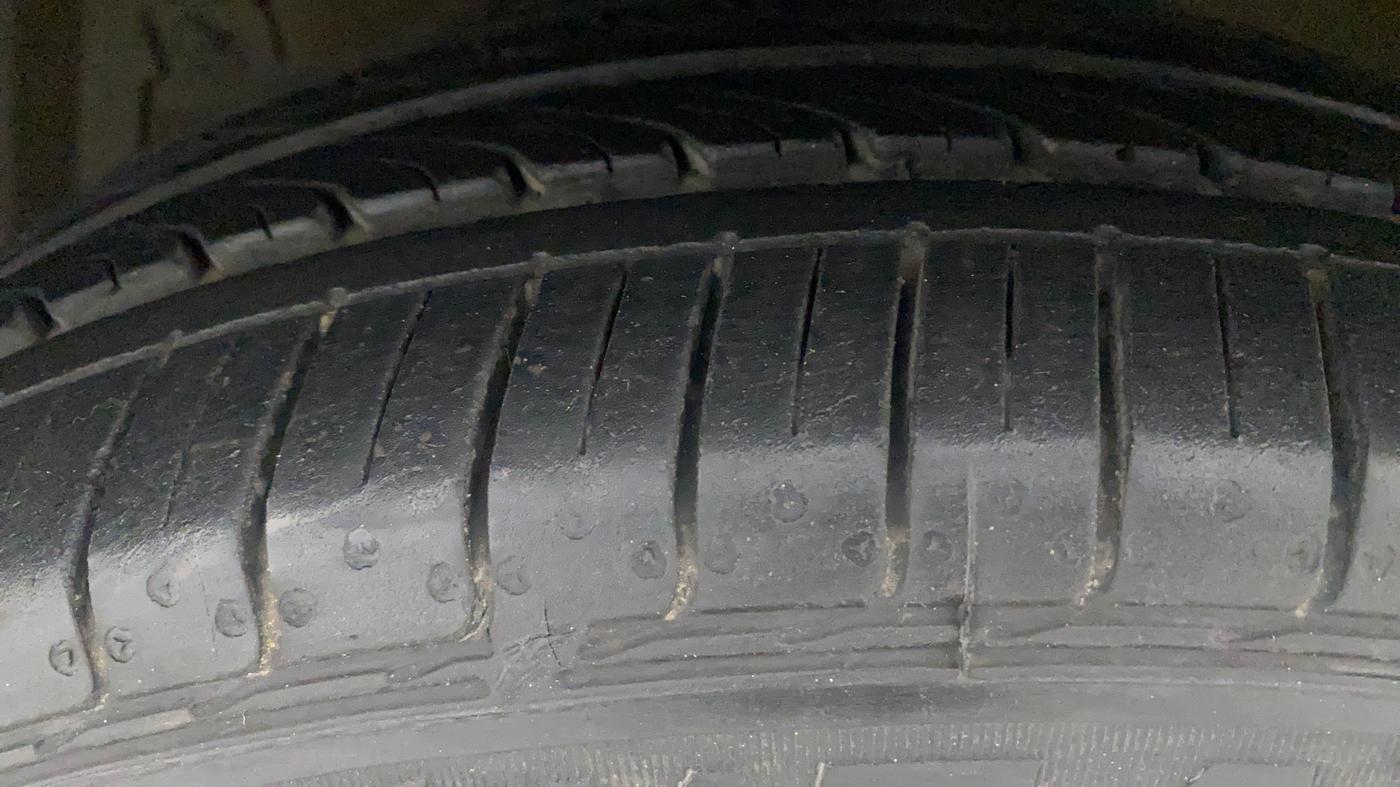 2018 Maruti Ertiga ZDI + SHVS, Diesel, Manual, 82,758 km, Left Front Tyre Tread