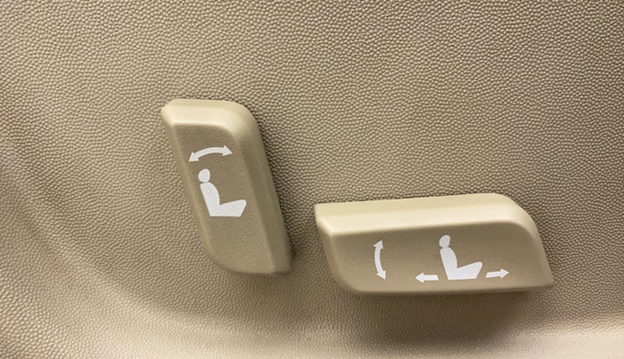 2015 Mahindra XUV500 W10, Diesel, Manual, 1,00,282 km, Driver Side Adjustment Panel