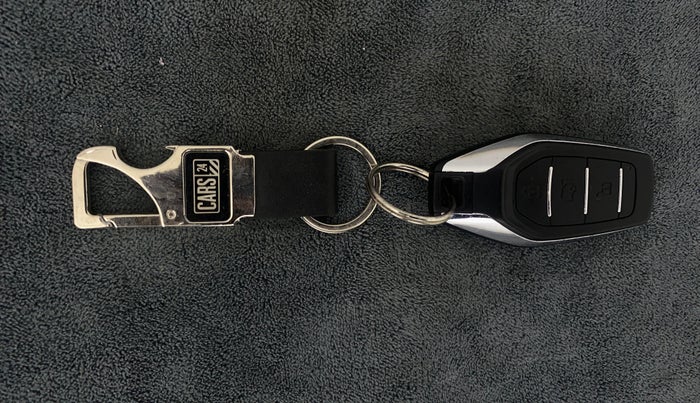 2015 Mahindra XUV500 W10, Diesel, Manual, 1,00,282 km, Key Close Up