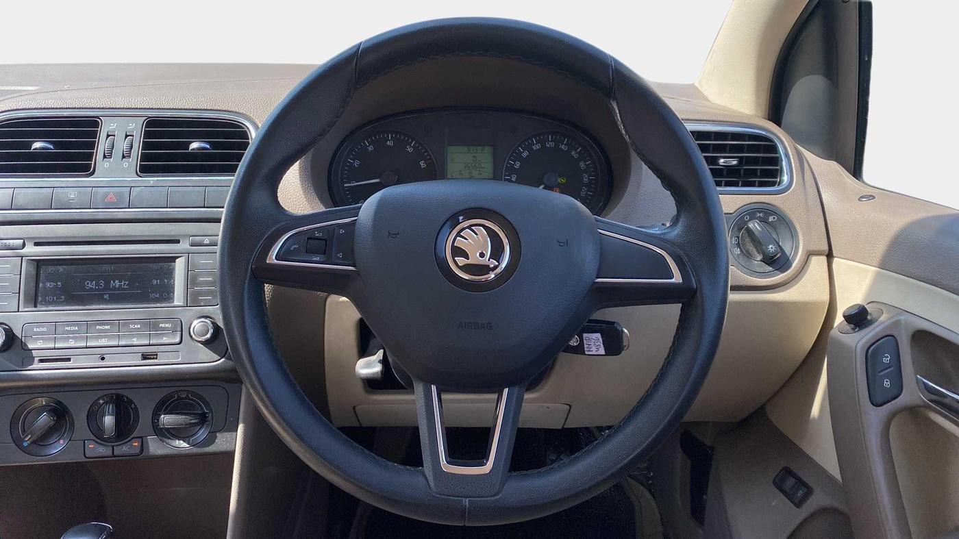 2014 Skoda Rapid 1.6 MPI AMBITION PLUS AT, Petrol, Automatic, 36,559 km, Steering Wheel Close Up