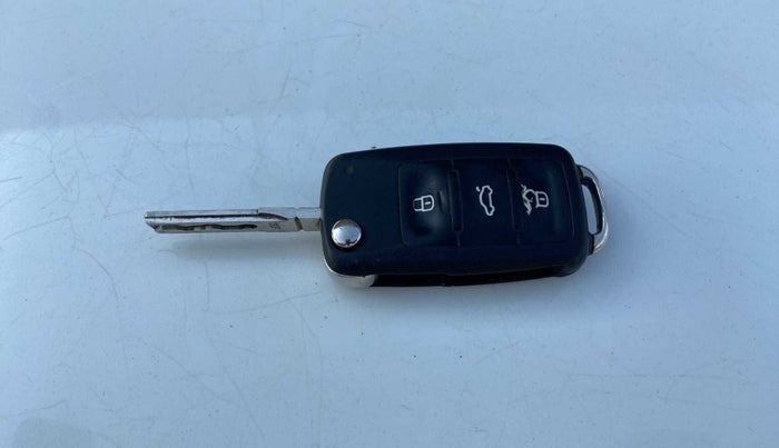 2017 Volkswagen Vento HIGHLINE PLUS 1.2 AT 16 ALLOY, Petrol, Automatic, 88,571 km, Key Close Up