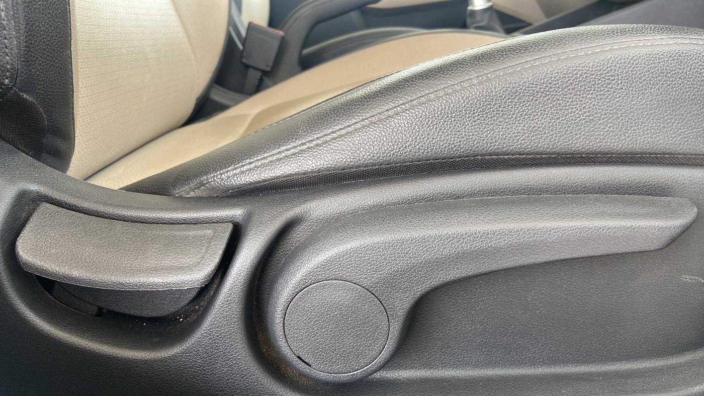 2017 Hyundai Verna 1.6 VTVT SX O, Petrol, Manual, 62,007 km, Driver Side Adjustment Panel